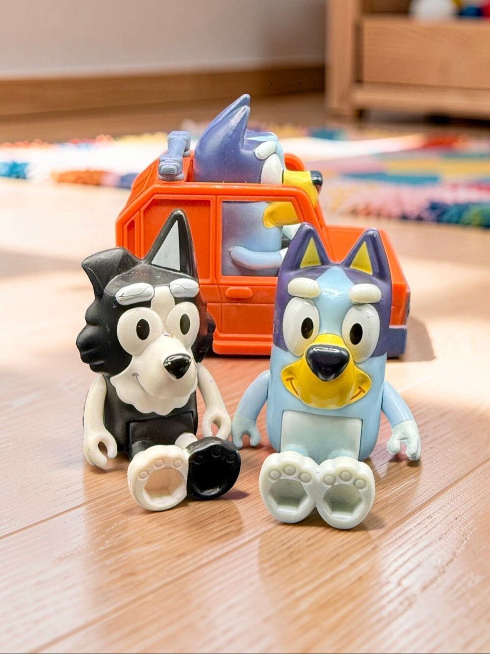 Moose Toys Bluey MacKenzie Bluey Articulated Figures + Bluey Heeler Mini Van A72